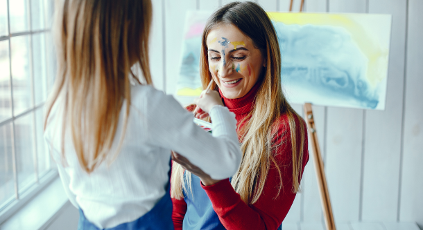 mom-daughter-are-drawing-1